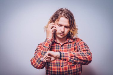 Akıllı telefonu olan bir adam.