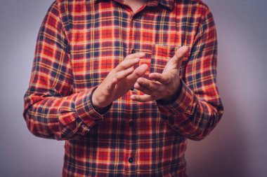 Adam alkışlar ve alkışlar