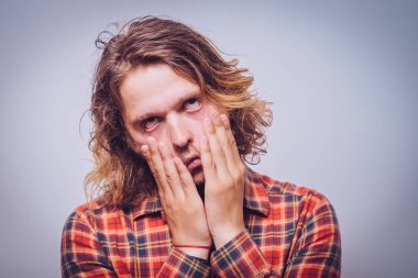 Stüdyo arka plandaki adam