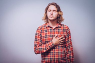 Milli marşı dinleyen bir adam. Vatansever.