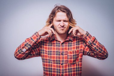 Stüdyo arka plandaki adam