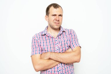 Kollarını kavuşturmuş bir adamın portresi.