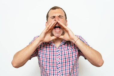 Stüdyoda poz veren adam