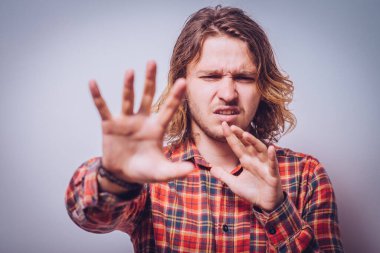 Adam korkudan korkuyor.