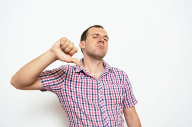 Adam baş parmak hareketi gösteriyor.