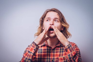 Stüdyo arka plandaki adam