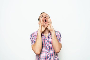 Stüdyoda poz veren adam