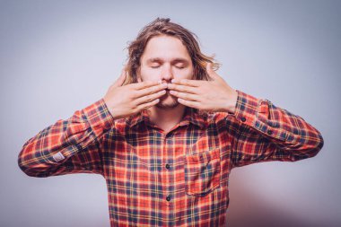 Adam ağzını kapatır.