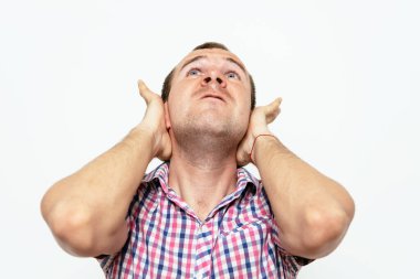 Stüdyoda poz veren adam