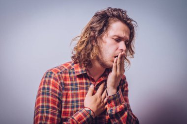 Stüdyo arka plandaki adam