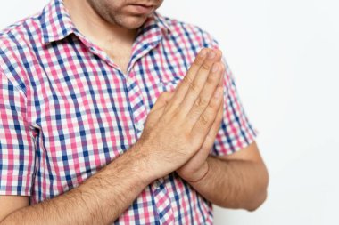 Stüdyoda poz veren adam