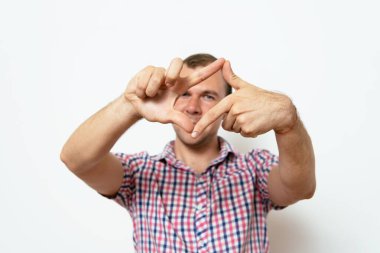 Stüdyo arka plandaki adam