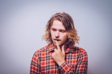 Adam parmağını onun dudaklarına koydu.