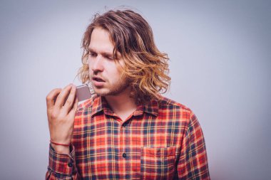 Stüdyo arka plandaki adam