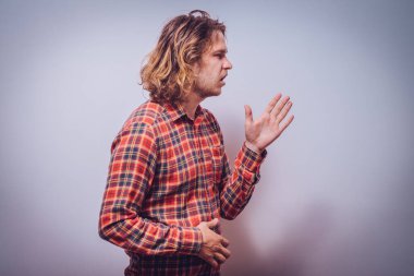 Stüdyo arka plandaki adam