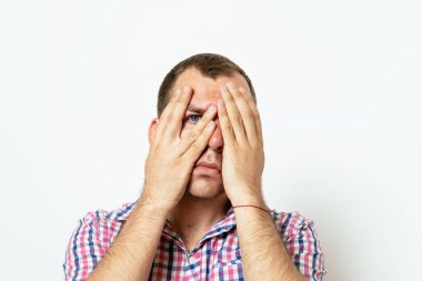 Parmaklarından İzle.