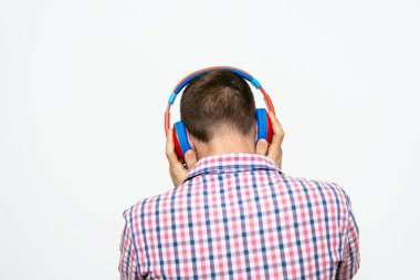 Stüdyoda poz veren adam