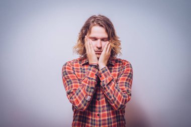 Gri arkaplanda poz veren adam