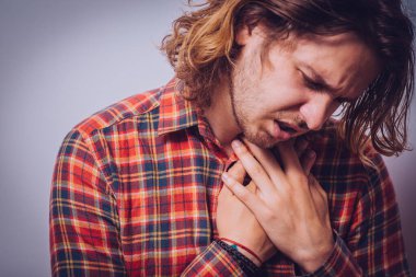 Kalp krizi geçiren bir adam.