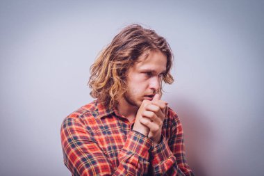 Gri arkaplanda poz veren adam