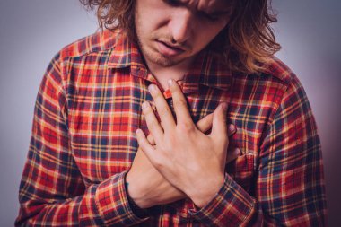 Gri arkaplanda poz veren adam