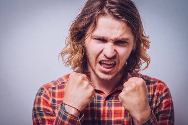 Gri arkaplanda poz veren adam