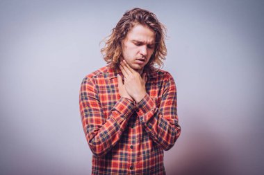 Gri arkaplanda poz veren adam