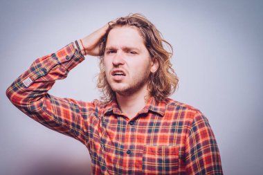 Gri arkaplanda poz veren adam