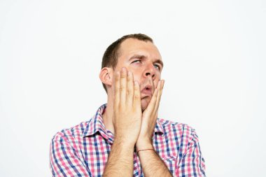 Stüdyoda poz veren adam