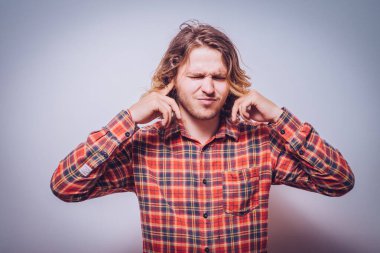 Gri arkaplanda poz veren adam