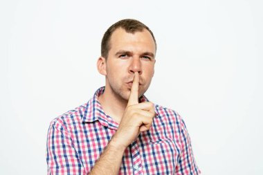 Adam parmağını onun dudaklarına koydu.