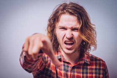 Gri arkaplanda poz veren adam