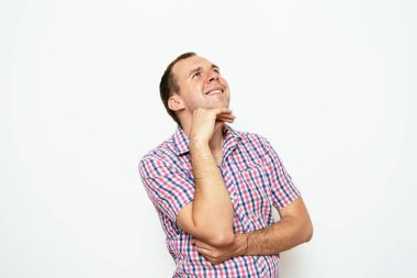 Stüdyoda poz veren adam