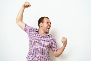 Neşeli, çok mutlu bir adam.