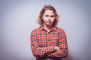 Kollarını kavuşturmuş bir adamın portresi.