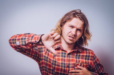 Adam baş parmak hareketi gösteriyor.