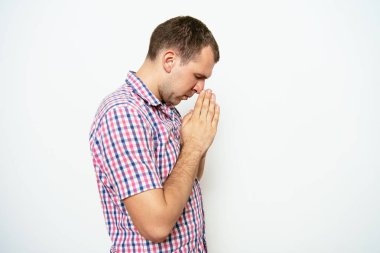 Stüdyoda poz veren adam