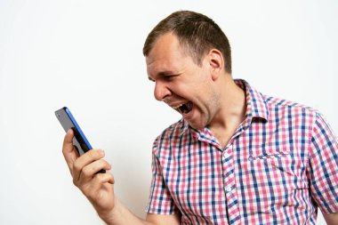 Akıllı telefonu olan bir adam.