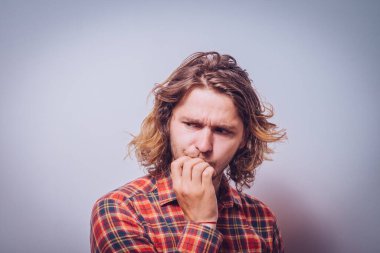 Adam tırnaklarını yiyor.