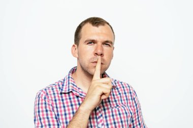 Adam parmağını onun dudaklarına koydu.