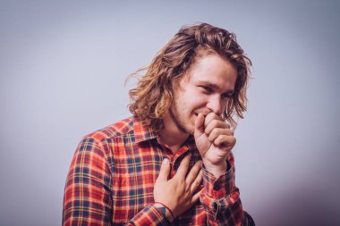 Stüdyoda poz veren adam