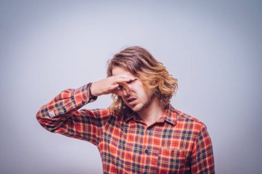 Leş gibi kokuyor. Adamın burnunu kapatır.