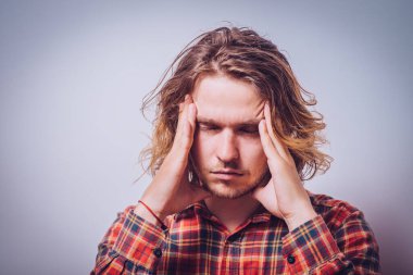 Stüdyoda poz veren adam