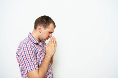 Stüdyoda poz veren adam