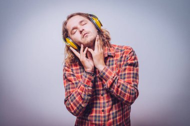 Stüdyoda poz veren adam