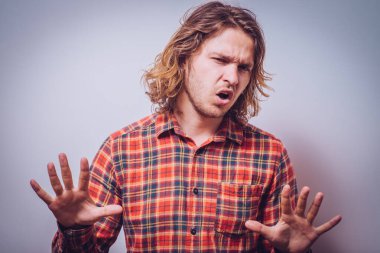 Adam korkudan korkuyor.