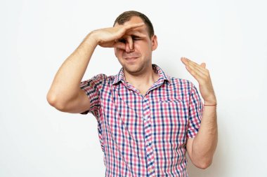 Leş gibi kokuyor. Adamın burnunu kapatır.