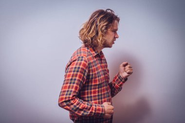 İnsan ilk kötülüğü gösterir. Gri arkaplan