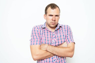 Kollarını kavuşturmuş bir adamın portresi.