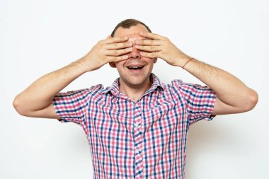 Erkekler gözlerini onun elleriyle kapatır.